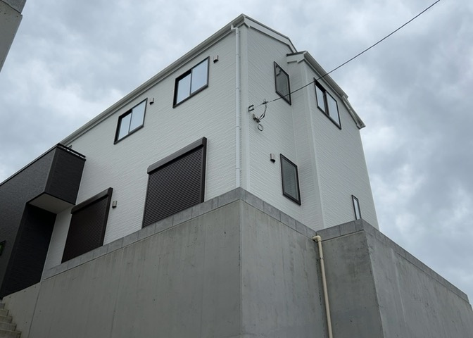 木造住宅とは土台、壁、柱など建築物の強度を支える構造体の材に木が使用されている構造を指します。構造体は建物の自重を支えるだけではなく風圧や水圧、積裁荷重などあらゆる衝撃に耐えるための基礎です。