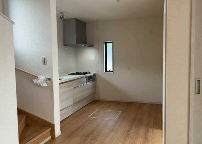 L型アイランドタイプは、キッチンからダイニングにもリビングにも目が行き届くので、とても使いやすい配置です。L字型独立タイプは、キッチンを独立させてるためLDKというよりもLDといった様なイメージです。
