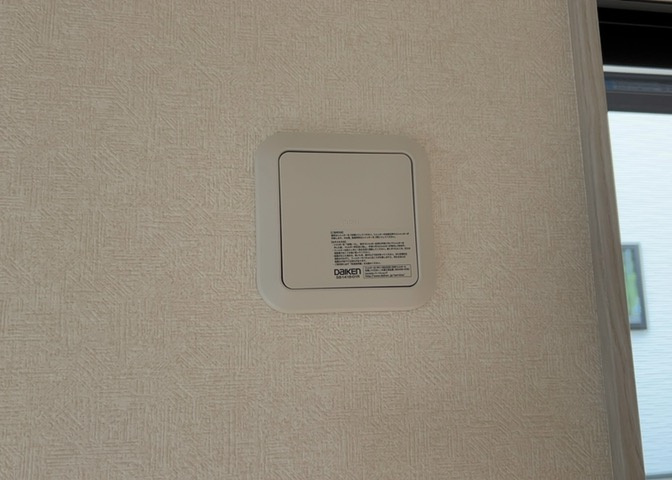 1日中建物内の換気が行われるように設計された仕組みです。気密性の高い住宅は、家に籠った空気でシックハウス症候群になる可能性がありますが、24時間換気システムであれば計画的な換気で対策が可能です。