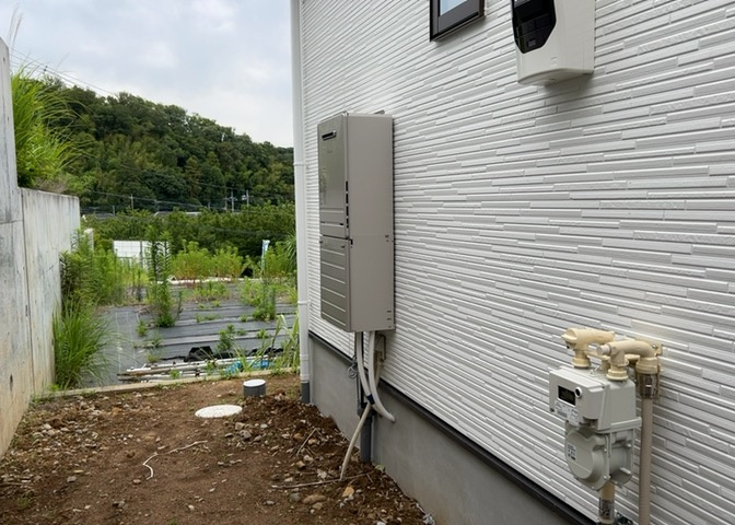 省エネ給湯器とは従来型の給湯器より熱効率が高く、少ない燃料でたくさんのお湯を沸かすことが出来る高効率な給湯器のことを指します。また、省エネ給湯器には種類があり、利便性や効果なども様々です。