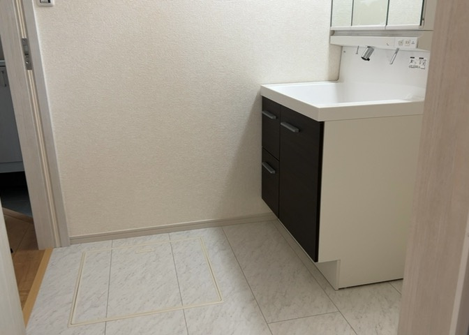 多くの戸建て住宅で見かける洗面脱衣所は、洗面台と洗濯機が2畳ほどのスペースに並べられていて、洗面所が脱衣所を兼ね備えている間取りが一般的です。お客様が利用することもある、パブリックな空間でもあります。