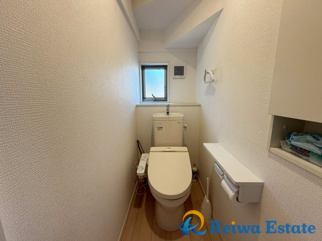 トイレットペーパーなど保管に便利な収納スペースを完備！