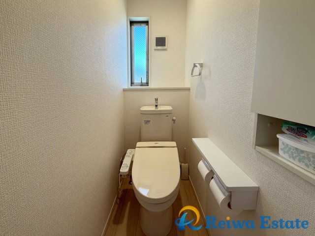 トイレットペーパーなど保管に便利な収納スペースを完備！