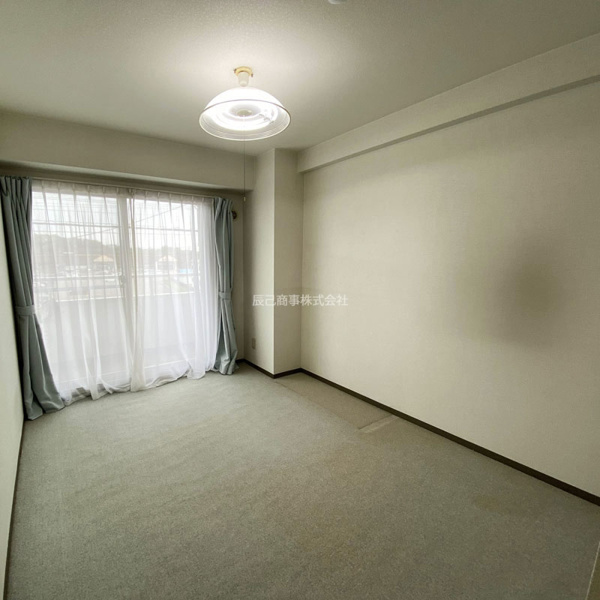 【ニューシャトーム湯川の洋室】