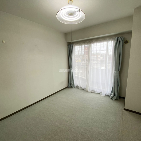 【ニューシャトーム湯川の洋室】