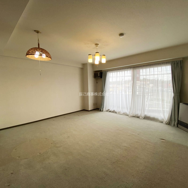 【ニューシャトーム湯川の居間】