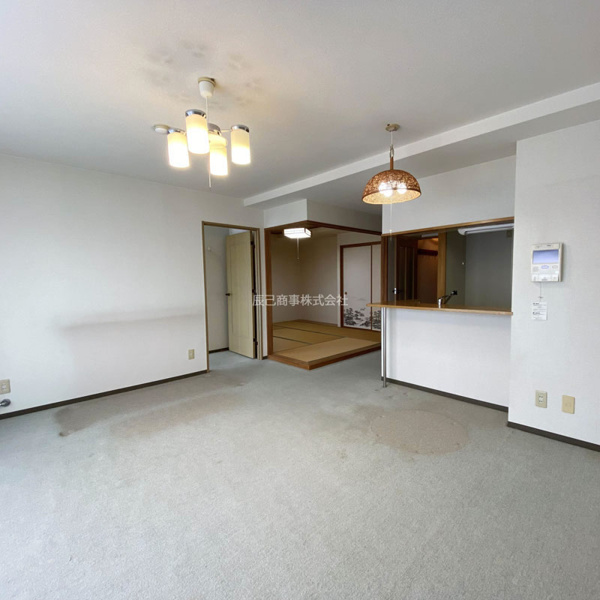 【ニューシャトーム湯川の居間】