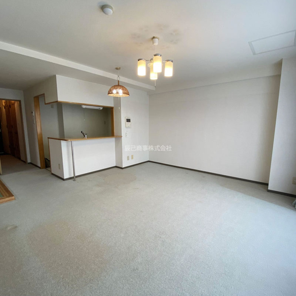 【ニューシャトーム湯川の居間】