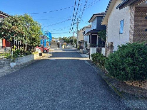 南と西の道路に接道していますので圧迫感を与えるような視界を遮るものもなく立地も良いです。