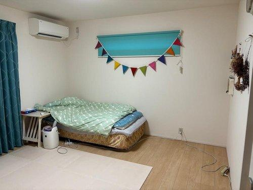 2階の洋室。クロス、床、天井綺麗です。