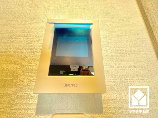突然の来訪時にも防犯面で心強いモニター付きインターホンを設置。お留守番中のお子様も、室内からスムーズに相手の確認ができます。