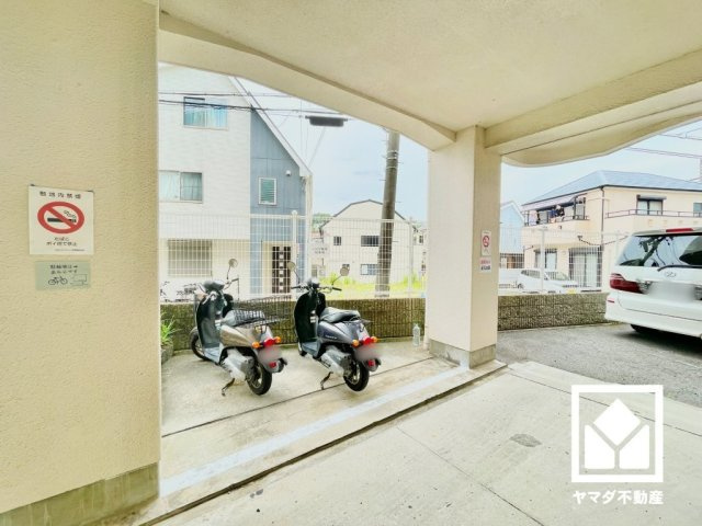 バイク置き場も備えています。平置きタイプで出し入れがしやすい設計です。