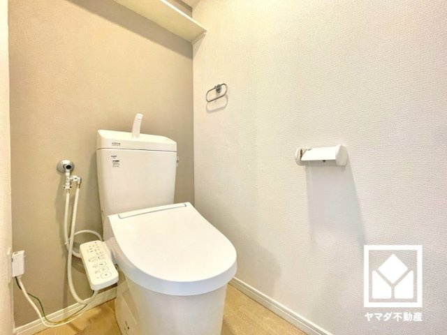 明るく清潔感溢れるトイレです。温水洗浄便座付きで、季節を問わずいつでも温かい便座をお使いいただけます。