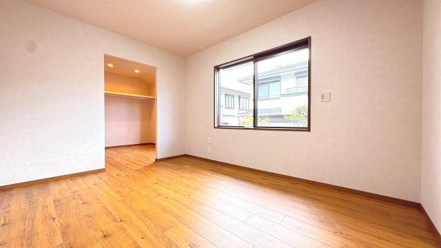 1Ｆ7．4帖の北側洋室になります♪