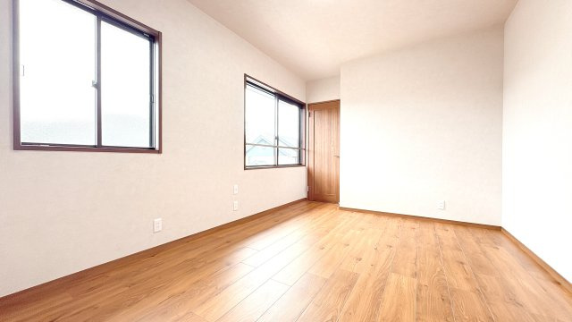 2Ｆ6．9帖の北側洋室になります♪