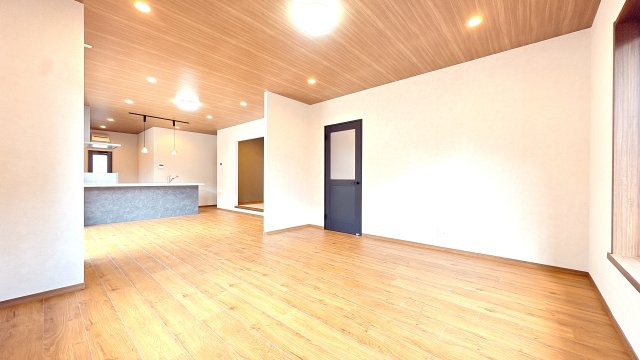 ＬＤＫ21．8帖の南向きリビングになります♪ご家族でゆったりとお過ごしいただける空間となっております♪