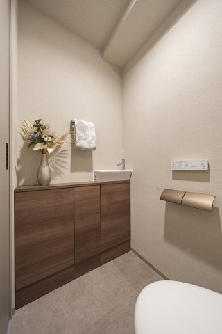 トイレ内には独立した手洗いがございます。※小物は付属しません