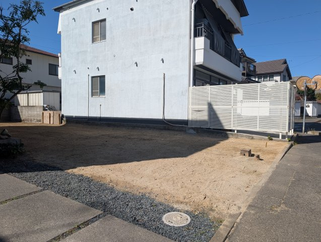 敷地南方向から撮影。周囲に高い建物が少なく、陽当たりと風通しの良い心地よい立地です。現況更地のため、敷地の広さや建物配置のイメージもしやすく、マイホームのプランニングがしやすい整形地です。