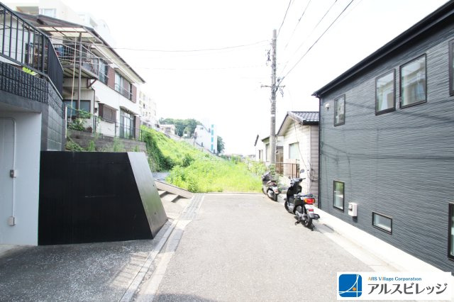 前面道路含む現地写真です