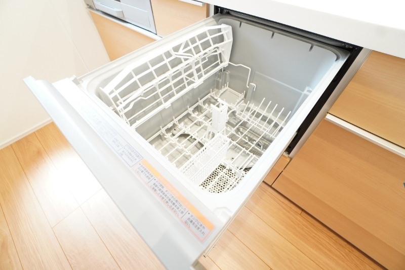 キッチンにはビルトイン食器洗浄乾燥機がついています。面倒な食器洗いもお任せ♪※類似物件の参考画像です