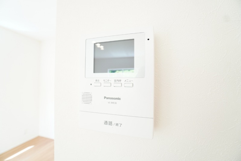 録画機能付きインターホンなので、不在時の来客も確認することができます。※類似物件の参考画像です。
