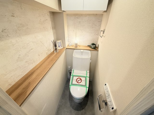 飾り棚付きのおしゃれなトイレ
