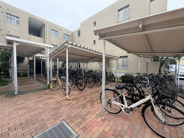 雨にも安心な屋根付き駐輪場