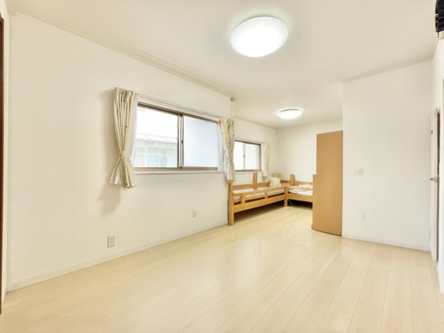 落ち着いた色調の寝室です