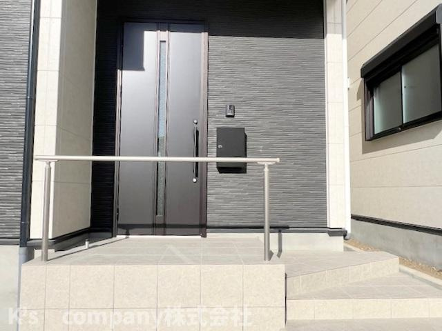 玄関ドアまで階段つき♪