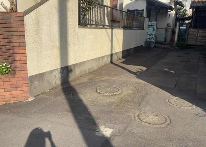 土地の面積＝住宅面積ではありません。建ぺい率の問題などで、土地のある場所によって住宅を建てられる面積は限られています。高さもしかり、「土地」という言葉の中には、建築条件も含まれると考えておきましょう。