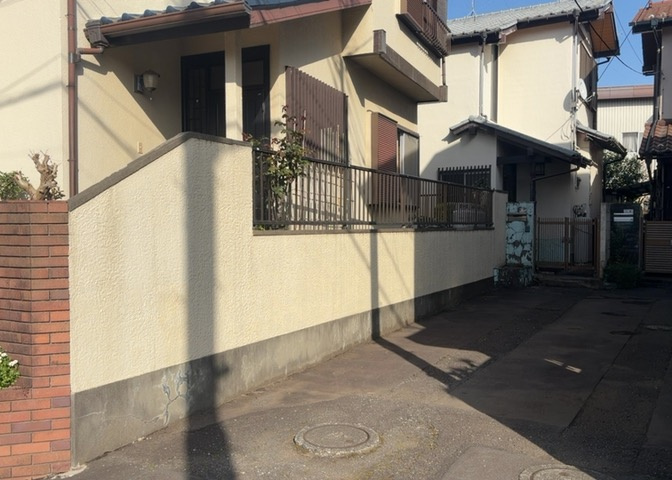 家を建てる場合、方位は要チェックです。現実的に日当たりのよい家ならばリビングは南側、建築基準法でも北側に当たる家への配慮は求められています。土地を見学に行く際は、方位磁針を持って行くようにしましょう。