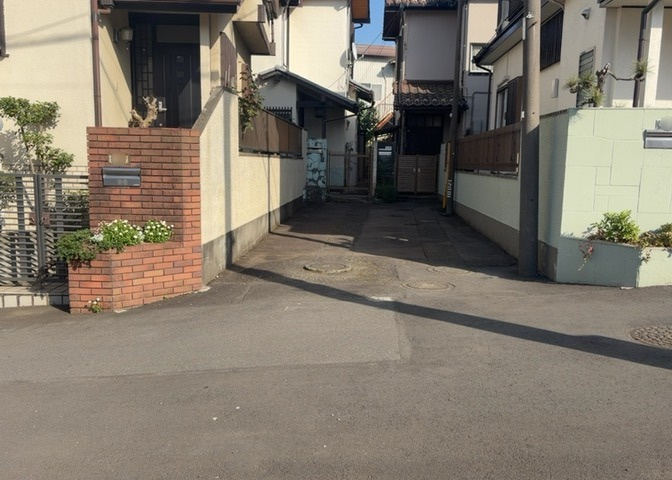 土地の前の道路に消火栓が設置されていることがあります。この場合、道路交通法第45条第1項により、駐車禁止の場所が指定されています。そのため、車庫などの駐車スペースをつくることができない場合があります。
