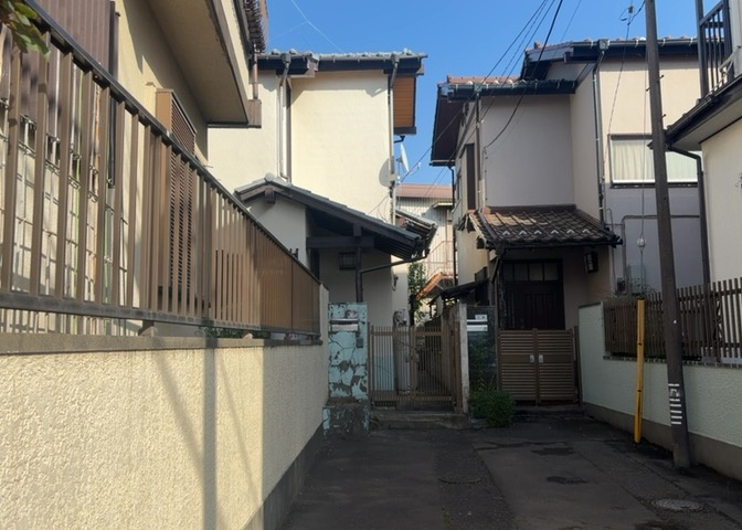 現地に行くなら、物件の周囲の地形がどうなっているかを見ることも大切です。周辺より低くなっている土地では、大雨などで水が集まりやすいため、地盤が弱くなっているということも考えられるため、注意が必要です。