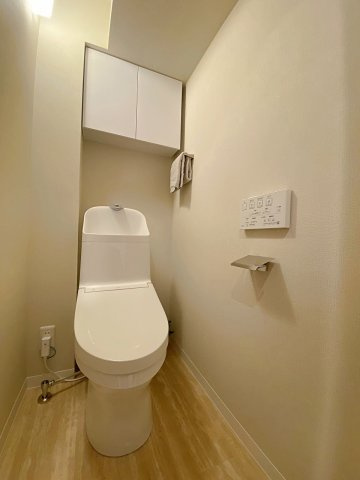 衛生面でも安心感のあるトイレ設備を新規交換いたしました。快適な温水洗浄便座を完備しており、毎日使う空間だからこそ清潔感と心地よさを追求した設計です。