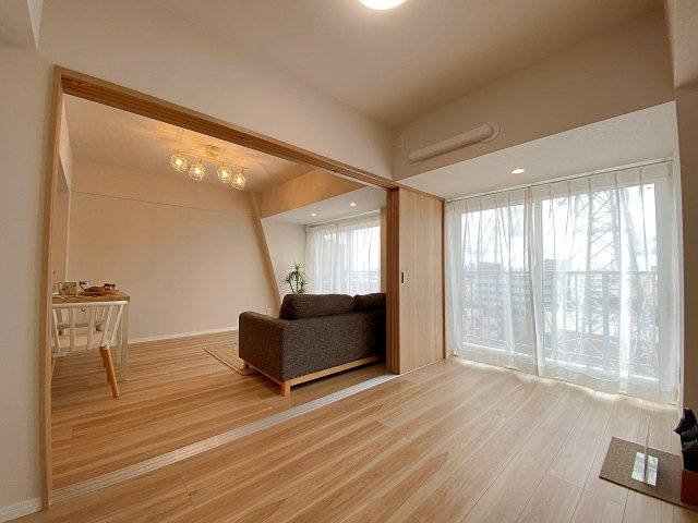 南東からの心地よい光が差し込む5.7帖の洋室。十分な広さがあり、お子様のお部屋としてはもちろん、リモートワーク用のお部屋としても大変使いやすい空間です。