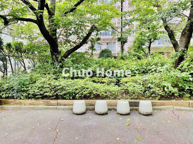 敷地内には緑が多く住環境良好です