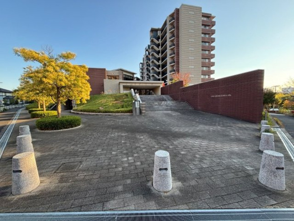 【ライオンズ南大沢ヒルズのエントランス】