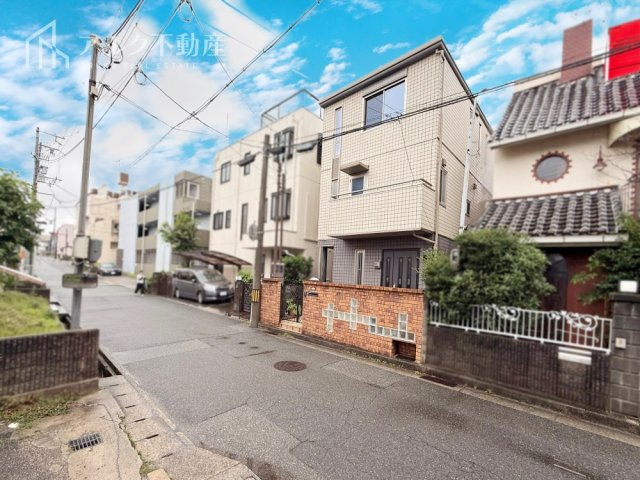 自然豊かな住環境に佇む一邸です。