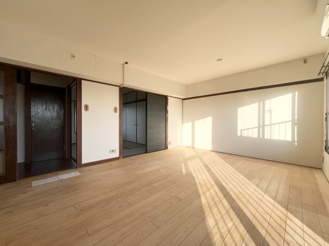 自然と家族が集う、南西向きの気持ちのいいリビング