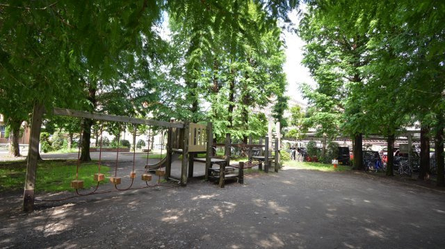 敷地内には小さなお子様のいるご家族さまにはうれしい遊具のあるプレイロットがあります