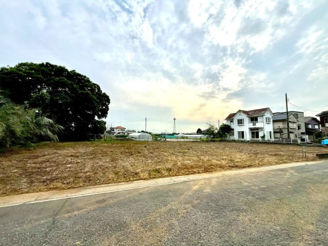 北西北東角地の開放感ある立地！陽当りも良好です！敷地約228坪・資材置場や駐車場用地としていかがでしょうか！
