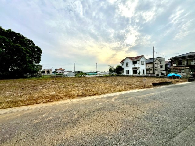 北西北東角地の開放感ある立地！陽当りも良好です！敷地約228坪・資材置場や駐車場用地としていかがでしょうか！