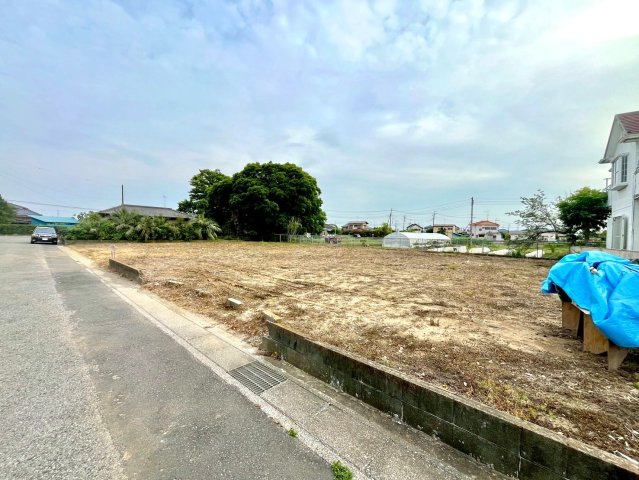 北西北東角地の開放感ある立地！陽当りも良好です！敷地約228坪・資材置場や駐車場用地としていかがでしょうか！