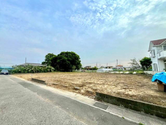 北西北東角地の開放感ある立地！陽当りも良好です！敷地約228坪・資材置場や駐車場用地としていかがでしょうか！