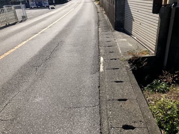 【南アルプス市落合　売地の前面道路含む現地写真】