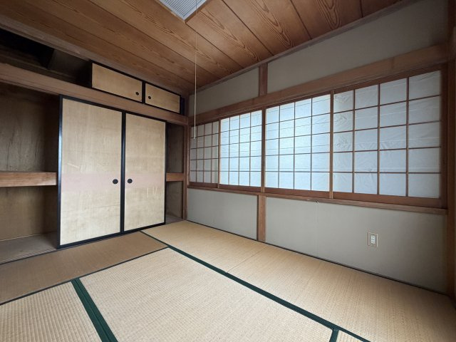 3階の和室。2箇所に窓があり、天井には照明が設置されています