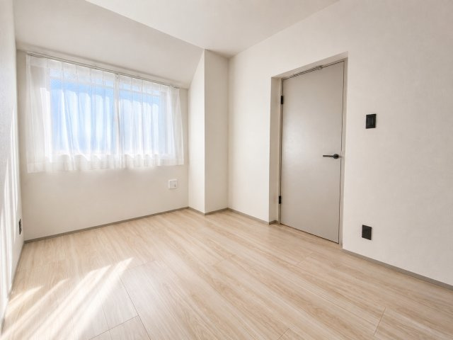 明るく使い勝手の良い洋室。寝室や子ども部屋、ワークスペースなど、ご家族のライフスタイルに合わせて幅広くご活用いただけます。