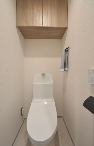 清潔感あふれるシンプルなデザインの温水洗浄便座付きトイレ！毎日使う場所だからこそ、快適さと機能性は重要ですね！