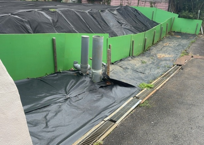 家を建てる場合、方位は要チェックです。現実的に日当たりのよい家ならばリビングは南側、建築基準法でも北側に当たる家への配慮は求められています。土地を見学に行く際は、方位磁針を持って行くようにしましょう。