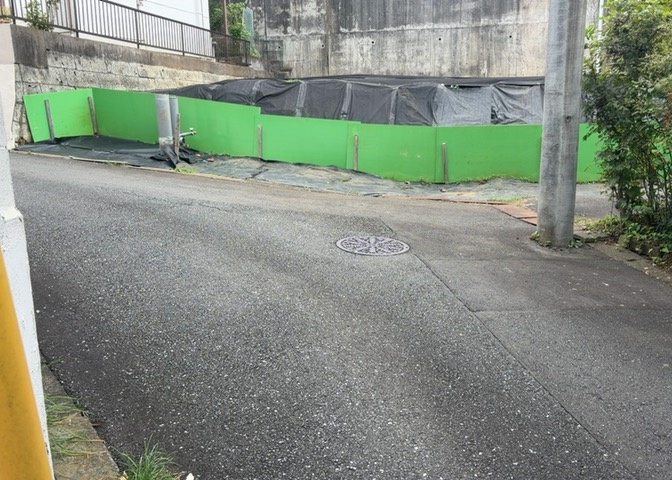 土地の前の道路に消火栓が設置されていることがあります。この場合、道路交通法第45条第1項により、駐車禁止の場所が指定されています。そのため、車庫などの駐車スペースをつくることができない場合があります。